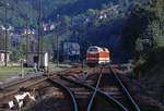 119 059 stetzt im Spitzkehrenbahnhof Rauenstein um (15.9.1990).
Für die Moderation : Ich stand auf einem BÜ.