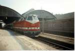 Im Bahnhof Grlitz steht 219 044-5 abfahrbereit vor ihrem RE nach Dresden. Sommer 1997