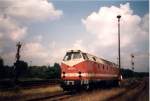Im Bahnhof von Bischofswerda ist 219 048-6 gerade im Begriff, sich vor ihre RB nach Bautzen im Sommer 1997 zu hngen.