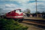 219 068 im mecklenburgischen Karow im April 1997 mit einer Regionalbahn aus Gstrow. 