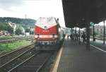 219 195-5 wartet als Regionalzug im Bahnhof Meiningen auf Weiterfahrt nach Oberhof/erfurt. Sept. 1996. Foto-Scan.
