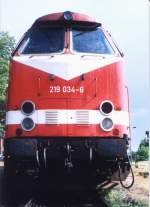 Dieses Foto habe ich im Mai 1998 in Sternberg(Mecklenburg) vor einem der letzten Personenzge auf der Strecke Wismar-Sternberg aufgenommen. Diese Strecke wurde kurz darauf stillgelegt. Die 219 034-6 existiert leider auch nicht mehr!!!

<a href= http://www.bahnbilder.de/kauf  target= _blank ><img src= http://www.bahnbilder.de/counter/counter_new.php?key=239521298  alt= Bahnbilder.de  title= bahnbilder.de  border= 0 ></a>
