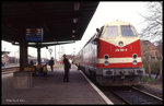 219542 stand am 10.4.1994 um 11.10 Uhr vor dem Personenzug nach Wittenberge am Bahnsteig in Salzwedel.