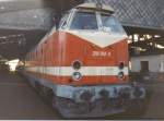 219 012 (Bh Grlitz) steht mit einem RE nach Zittau abfahrbereit in Dresden-Neustadt.Bild vom 18.10.97.