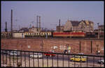 119097 fährt am 18.3.1990, dem Tag der letzten DDR Wahlen, mit einem Personenzug in den HBF Halle ein.