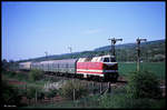 119160 erreicht hier mit ihrem Eilzug in Richtung Nordhausen am 1.5.1990 um 13.20 Uhr den Ortsrand von Wallhausen.
