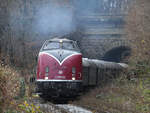 Die Diesellokomotive V 200 033 zieht den Nikolauszug in Richtung Hattinger Bahnhof.