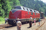 15. Juli 1990: Anlässslich des 90. Geburtstages der Rodachtalbahn fand in Nordhalben ein Fest statt, zu dem sich zahlreiche Gratulanten einfanden. Die V200 002 dürfte dabei der exotischste Gast gewesen sein. In ihrer aktiven Zeit hat sie diesen Frankenwaldwinkel wohl nie besucht. Das Foto ist nicht zu wiederholen, da die Strecke zwischen Kronach und Steinwiesen abgebaut und die Lok beim Brand des Lokschuppens des Verkehrsmuseums Nürnberg am 17.10.2005 verbrannt ist. Schade.