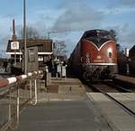 220 013 mit Eilzug nach Cuxhaven in Cadenberge (8.4.1980).