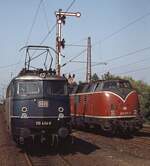 Fast ein DB-Werbeplakat aus den frühen 1970er Jahren. Bremerhaven, Sommer 1979. 110 434 geht vom Zug und 220 010 übernimmt den Eilzug für die restliche Strecke bis Cuxhaven.  
