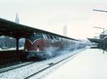 V 200 in Knnersdorf Hbf am 23,12,2003 . Dieses war die erste wieder fahrbereite V 200 . Diese Lok wurde kurzfristig von der DB AG fr einige fahrten angemietet , da die neuen Triebwagen bei der Klte nicht ansprangen . Leider hatte diese Lok etwas spter einen Motorschaden und wird zur Zeit mit neuen MAN Dieselmotoren umgerstet .