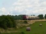 V 200 116 mit Rheingold-Garnitur auf dem Weg von Warnemnde ber Rostock und Bad Doberan nach Wismar.
Dieser Zug fuhr sogar einen Takt den Takt im Regelbetrieb des RE8. (http://www.drehscheibe-foren.de/foren/read.php?2,5434861)