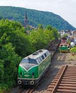 Die V 200 053 der Brohltal-Schmalspureisenbahn Betriebs-GmbH abgestellt auf dem Umladebahnhof am 04.07.2012 in Brohl.

Die V 200.0 wurde 1957 von Krauss-Maffei unter der Fabriknummer 18297 gebaut und als V 200 053 an die Deutsche Bundesbahn ausgeliefert, 1968 erfolgte die Umzeichnung in 220 053 und 1983 die Ausmusterung bei der DB. Im Jahr 1986 wurde sie an die SBB verkauft, die sie durch die Regentalbahn AG aufarbeiten lies und 1988 als Am 4/4 18466 in Dienst stellte, bis sie dort wieder 1996 ausgemustert wurde. Dann 1997 kam sie zu den Eisenbahnbetriebe Mittlerer Neckar GmbH (EMN), Kornwestheim als 288 und 2002 umgezeichnet in 417 01. Im Januar 2007 ging sie dann an die Brohltal-Eisenbahn als  220 053  

Rechts hinten die D8 der der Brohltal Eisenbahn (BE), eine Jung RK 8 B und dahinter die V 100 1200.