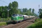 220 053-3 der Brohltal-Eisenbahn zieht einen Sonderzug mit historischen Rheingoldwagen linksrheinisch durch Rheinbreitbach Richtung Süden. Die Aufnahme entstand am 21/05/2011.