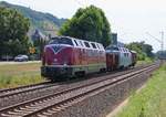 Ein Klassiker überführt einen Klassiker: 220 033-5 hatte am 17.07.2015 die sehr marode V200 015 zwischen zwei Schutzwagen im Schlepp in Richtung Bonn. Aufgenommen in Leutesdorf.