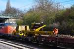 Nachschuss auf 221 134 mit dem Kleineisensammelfahrzeug bei der Arbeit in Düsseldorf Unterrath. Durch eine Magnettrommel wird das gelöste Kleineisen angezogen und per Förderband in den Flachwagen transportiert.

Daten zum Kleineisensammelfahrzeug

Fahrzeugnummer: 97 33 29 902 57-9 Swietelsky Wien
ÖBB Nummer: 43 81 941 3 100-1
Bauart: KSW
Hersteller: Plasser und Theurer
Baujahr: Abnahme 09.06.1994

Düsseldorf 25.03.2017