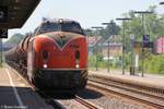 Aufgenommen am 29. Mai 2017 in Aulendorf an der Südbahn. 221 105 der RTS  Rail Transport Service  bringt einen Güterzug Richtung Ulm.