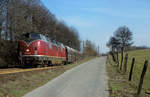 Für rund zehn Jaher, von 1977 bis 1988, kamen die formschönen Loks der Reihe 221 (V200.1) im Ruhrgebiet und somit auch vor schweren Kalkzügen auf der Angertalbahn zu Einsatz. Am 07.03.1982 befördert die 221 131 den Gag 58108 von Rohdenhaus nach Oberhausen West, fotografiert am Angerweg zwischen Flandersbach und Hofermühle.