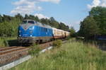 221 136 durchfährt mit ihrem Hackschnitzelzug Kiekebusch ( bei Cottbus ).