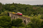 Am 24. Juni 2018 zwischen Plauen im Vogtland und Weischlitz. 221 145-6 mit ihrem kurzen Güterzug auf dem Weg nach Oelsnitz / V. Der Zug überquert gerade die Syrabrücke. 