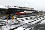 Blick vom Bahnsteigende auf die SGL V270.09 221 121 in Weiden. 05.01.2019