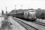 221 127 mit Waschberge-Leerzug, Einfahrt Lembeck, 8.8.1983.