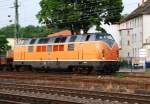 Diese in schickem Bernstein-Orange lackierte 221er mit der Rufnummer 221 135-7 gehrt der Bocholter Eisenbahn und gastierte mit einer klangvollen Durchfahrt am 18.06.2009 in Bielefeld-Brackwede.