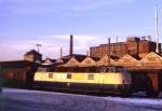 221 143 mit einem Stückgutzug im Bahnof Velbert, 25.02.1987.