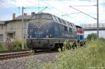 221 136-5 der Eisenbahngesellschaft Potsdam (EGP) im nicht mehr guten Zustand kommt, durch die 212 279-4 gezogen, durch Vietznitz Richtung Nauen unterwegs. 27.07.2011