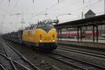 Bei grausamen Wetter zieht 221 106-8 leere Autotransportwagen durch Bremen. 06.12.2011.