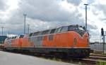 Seltener Doppelpack: 221.134 und 221.105 im Bahnhof Montabaur. (12.06.2012)