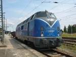 Am 27.07.2014 kam 221 136 mit einem Flachwagen (mit Flachstellen) aus Richtung Berlin nach Stendal und fuhr weiter in Richtung Wittenberge.Zuvor fuhren sie aber nach Niedergörne um zwei V23er