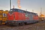 Die RTS Diesellokomotive 221.134 steht am Abend des 29.11.2016 in Plattling