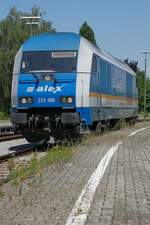 Nach der Umfahrung der kurz zuvor von München nach Lindau gezogenen Wagen wird 223 066-2 gleich wieder an diese Wagen ankuppeln (Lindau, 08.07.2017).