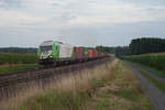 ER20-01 der SETG mit dem Containerzug von Wiesau nach Hamburg bei Oberteich, 17.08.2017