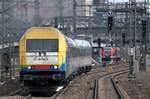 223 013 am 30.03.18 in München-Donnersbergerbrücke. Der verantwortungsvolle Fotograf steht hier nicht im Gleisbereich sondern auf dem Bahnsteig des gleichnamigen S-Bahnhaltes.