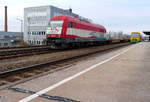 223 031 mit leerem Holzzug durchfährt am 16.02.2020 den Bahnhof Cham Richtung Furth