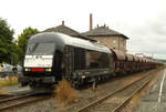 15. Juli 2009, Dispolok 223 008 der MRCE wartet mit einem Güterzug von Lichtenfels nach Neuenmarkt-Wirsberg im Bahnhof Kulmbach auf die Weiterfahrt. 