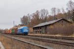 223 052 ist am 13.11.2021 mit einem Containerzug nach Cheb nahe Oberkotzau unterwegs.