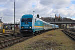 alex 223 064 erreicht mit dem Zugteil aus Prag den Bahnhof Schwandorf. Nach der Vereinigung mit den Wagen aus Hof geht es weiter über Regensburg nach München. 223 064 verbleibt jedoch vorerst in Schwandorf. (26.02.2023)