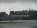 Eine 223 mit Alex 86006 berquert bei starken Regen am 8.7.2008 die Naab in Schwandorf.