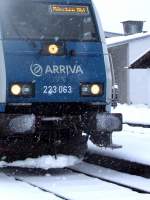Arriva (ALEX) 223 063 durchfhrt am 08.02.2009 Langenwang bei heftigem Schneefall.