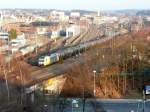 Dispolok ER 20-0002 verlsst am Abend des 30.03.2009 den Hofer Hauptbahnhof und geht Richtung Sachsen auf die Reise. ber dem Lok (so soll das bei der Type wohl heissen- haha) ist der alte Ringlokschuppen des ehem. schs. Bw in Hof. Vor 25 Jahren standen da die Bahnbusse drin....