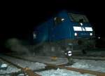 holz aus dem weserbergland, bf.stadtoldendorf 253014-5 holt bei eisiger klte am 24.02.2005 abends einen ganzzug nach stendal ab...der alte bahnhof und eine neue lok, freude fr den fotografen !