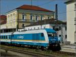 Die Diesellok 223 068 hat sich am 11.09.2010 in Regensburg vor den ALEX gesetzt. (Hans)