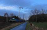 223 141 fuhr am 31.01.2013 mit einem Containerzug von Emden gen Sden, hier bei Eisinghausen.