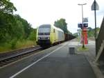 ER 20-002 fhrt hier am 11.07.2013 mit einem langen Schrottzug durch den Keilbahnhof Oberkotzau.