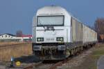 Siemens Lok (Herkules) der  Nordic-Rail-Service GmbH mit Leerwagen zur Holzverladung auf der Torgelower Ladestrasse. - 16.03.2015