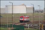 223 034 der EVB wartet auf die Abfertigung ihres Kesselwagenzuges auf der Tankfarm in Wilhelmshaven.