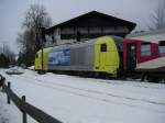 Eine  Dispolok  ER 20 zieht ihren ALX bei tiefem Schnee aus dem kleinen Bahnhof Fischen nach Mnchen Hbf.